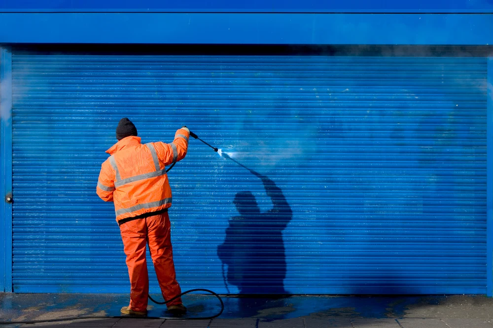 Czysta fasada, bezpieczne otoczenie – jak łączyć efektywność z ochroną ludzi i mienia