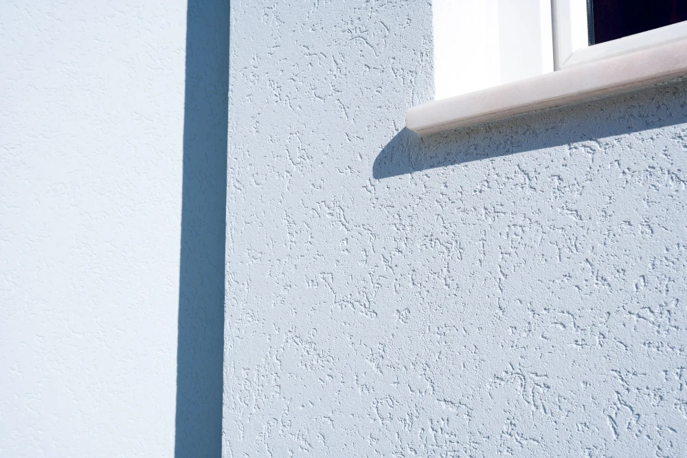 Farby elewacyjne z efektem strukturalnym — kiedy warto je stosować?